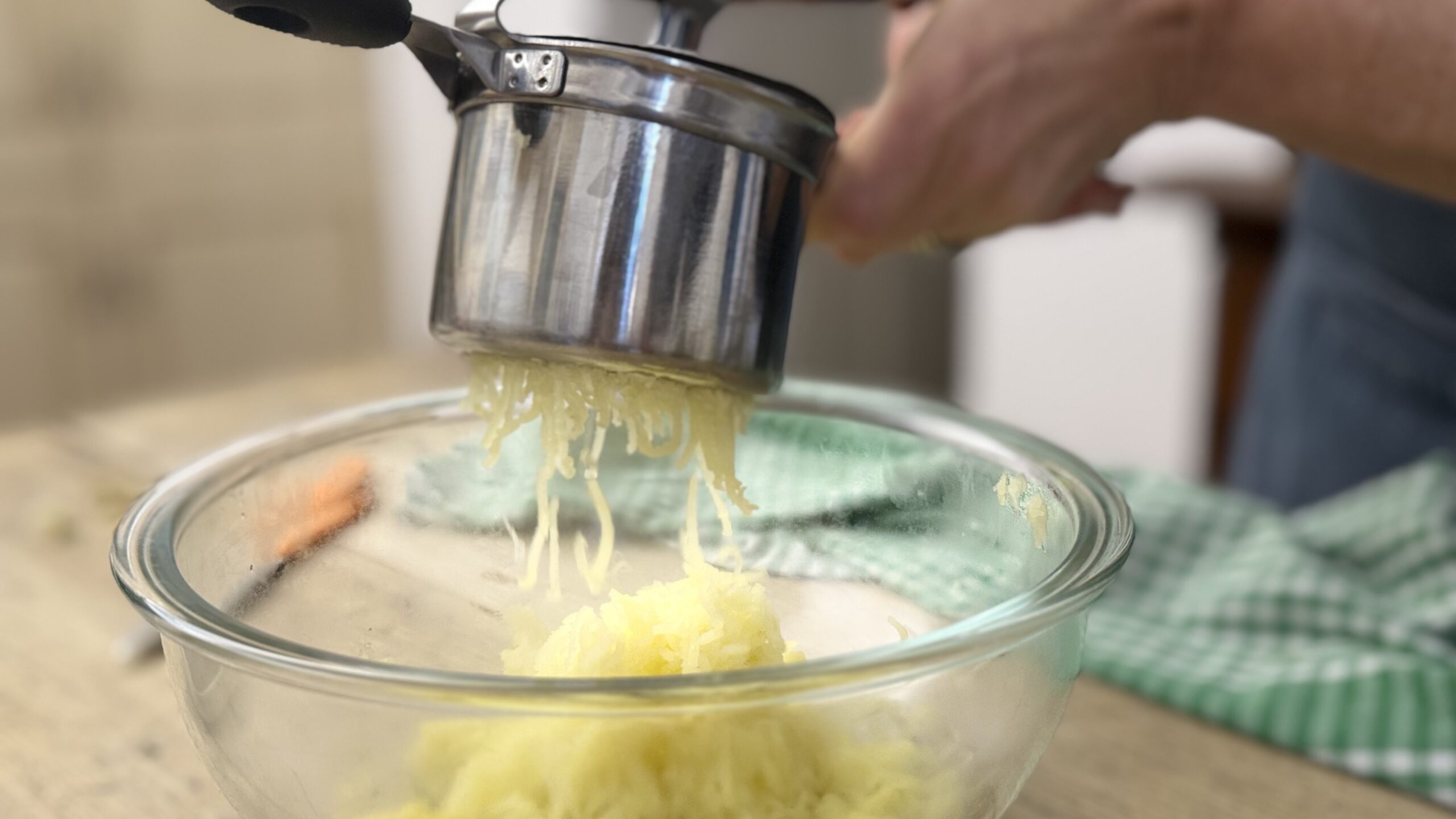 In una ciotola schiacciare le patate.