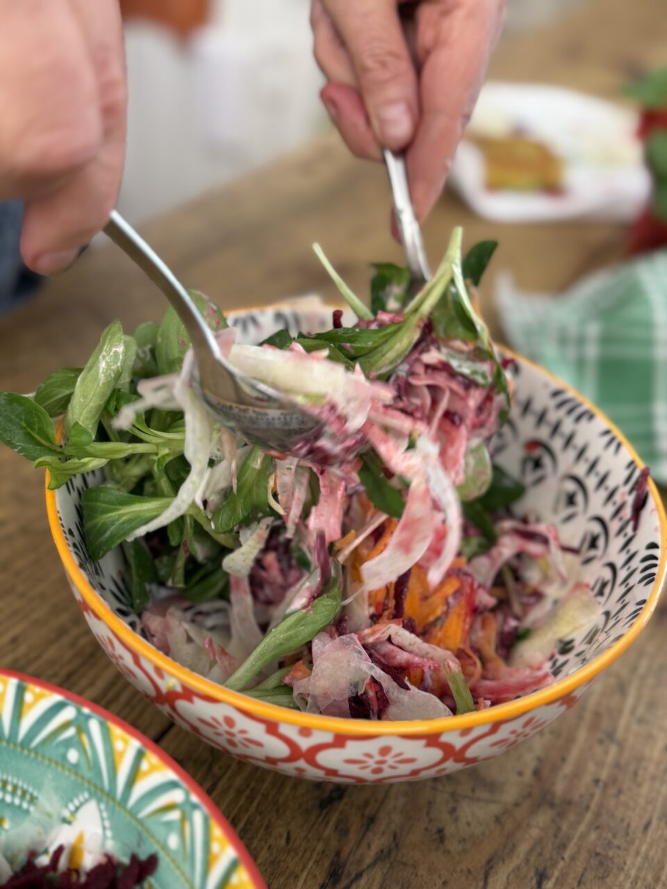 Tritare il prezzemolo.