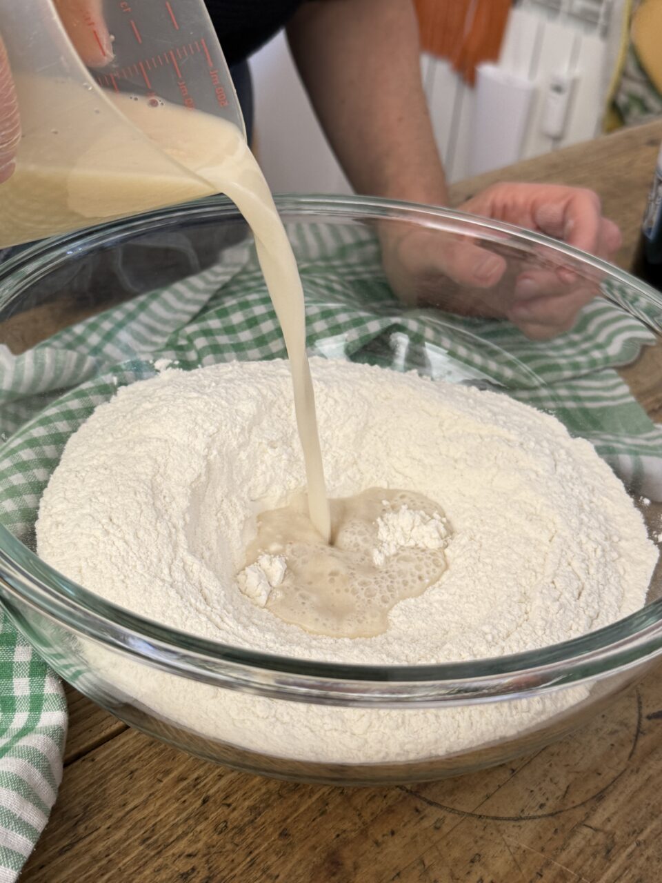 Mettere la farina in una ciotola capiente. Aggiungere il lievito di birra sciolto nell'acqua tiepida. 