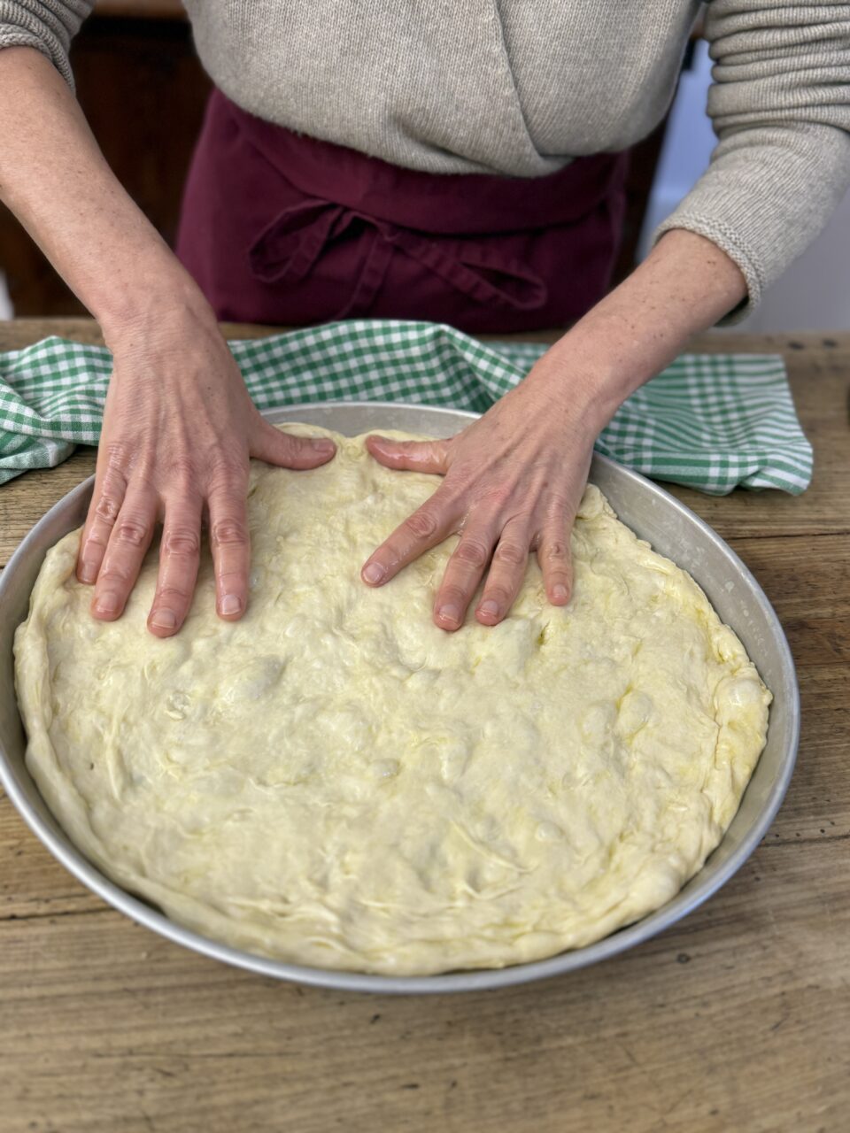 Coprire la teglia con l'impasto