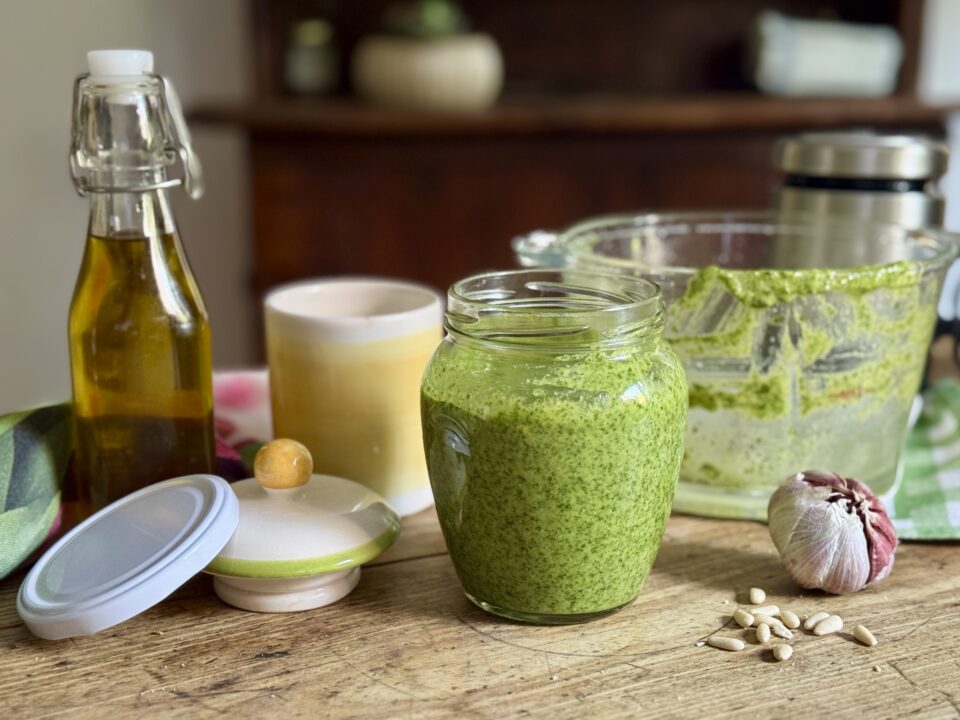 5 trucchi infallibili per preparare un pesto alla genovese bello verde e gustoso