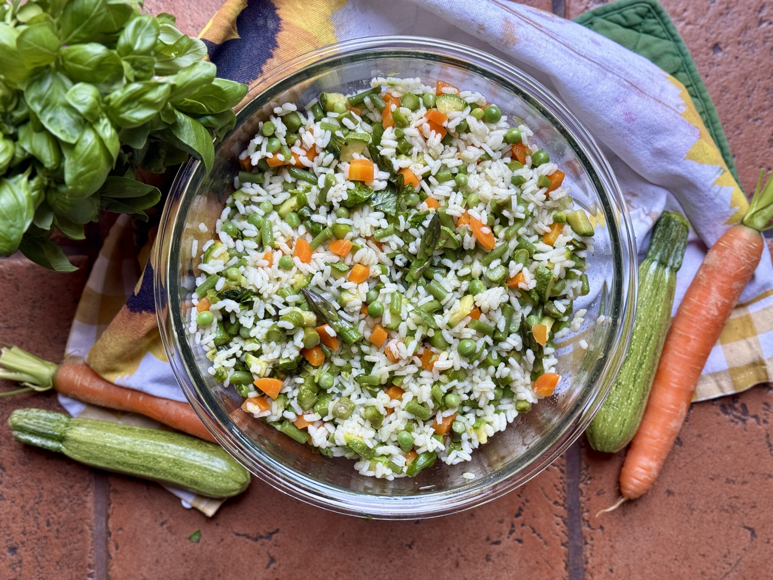 Insalata di riso tiepida con verdure primaverili