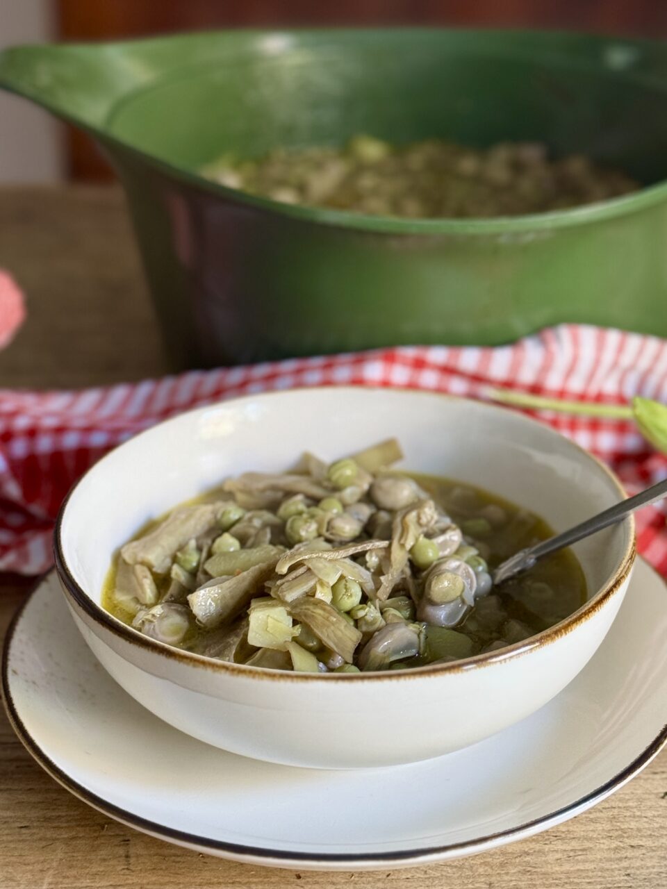 Zuppa primaverile di fave, piselli, carciofi e patate