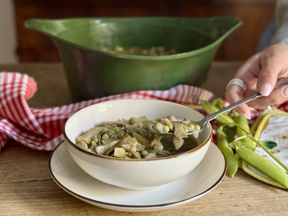 Zuppa primaverile di fave, piselli, carciofi e patate