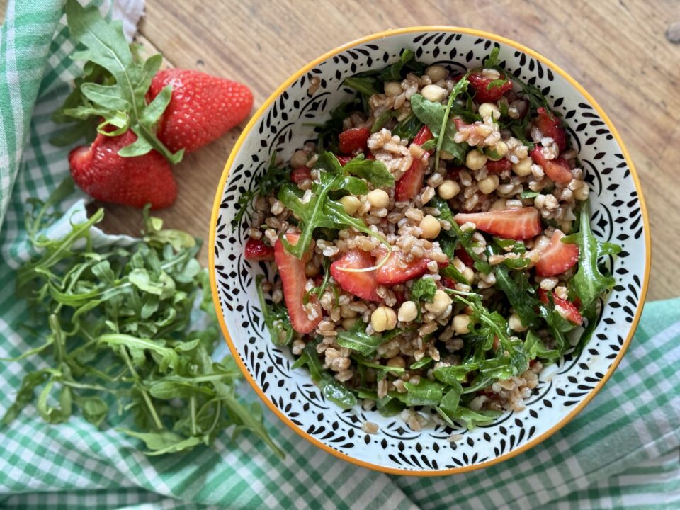 Insalata di farro, ceci, fragole e rucola