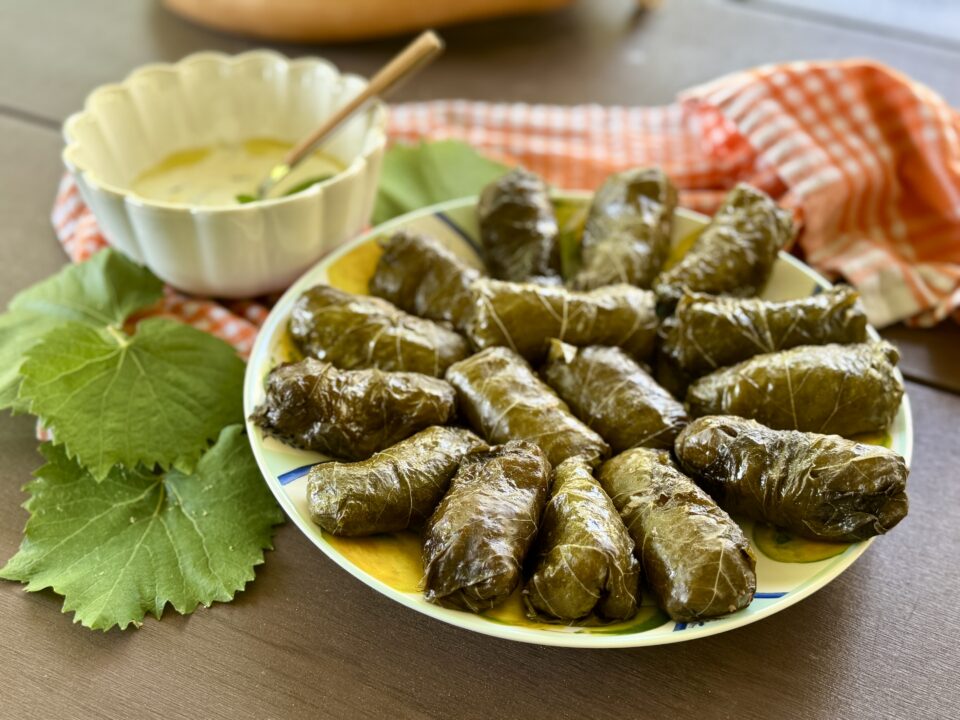 Dolmadakia con carne e riso: involtini greci di foglie di vite