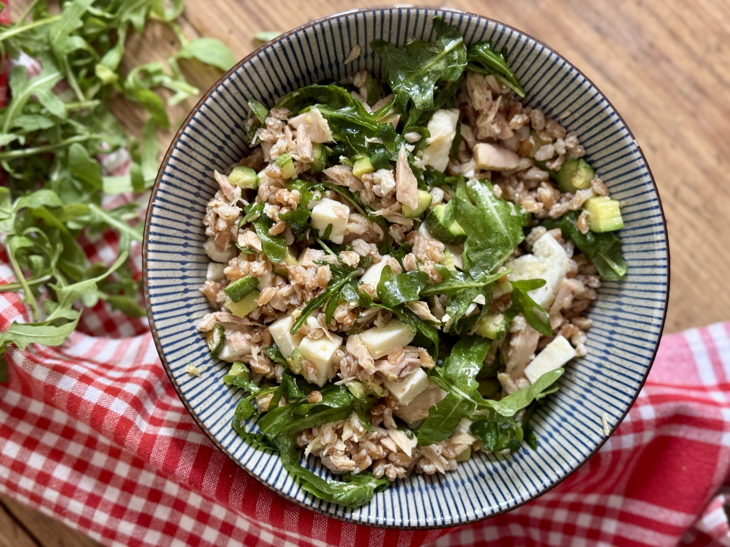 Insalata di farro con formaggio magro, tonno, zucchine trifolate e rucola: leggera, nutriente e facilissima da preparare!