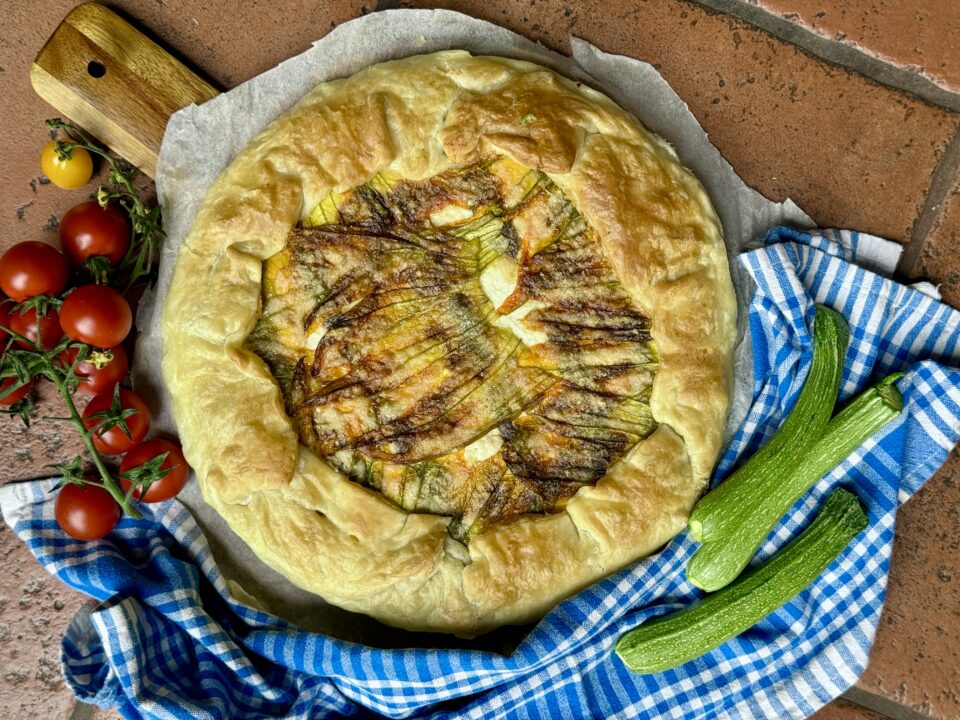 Torta salata con ricotta, acciughe e fiori di zucchina: sapori liguri in una ricetta facile e di stagione