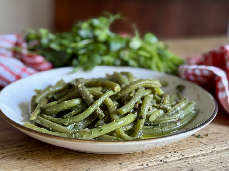Fagiolini alla genovese, contorno semplice e saporito con acciughe, aglio e prezzemolo