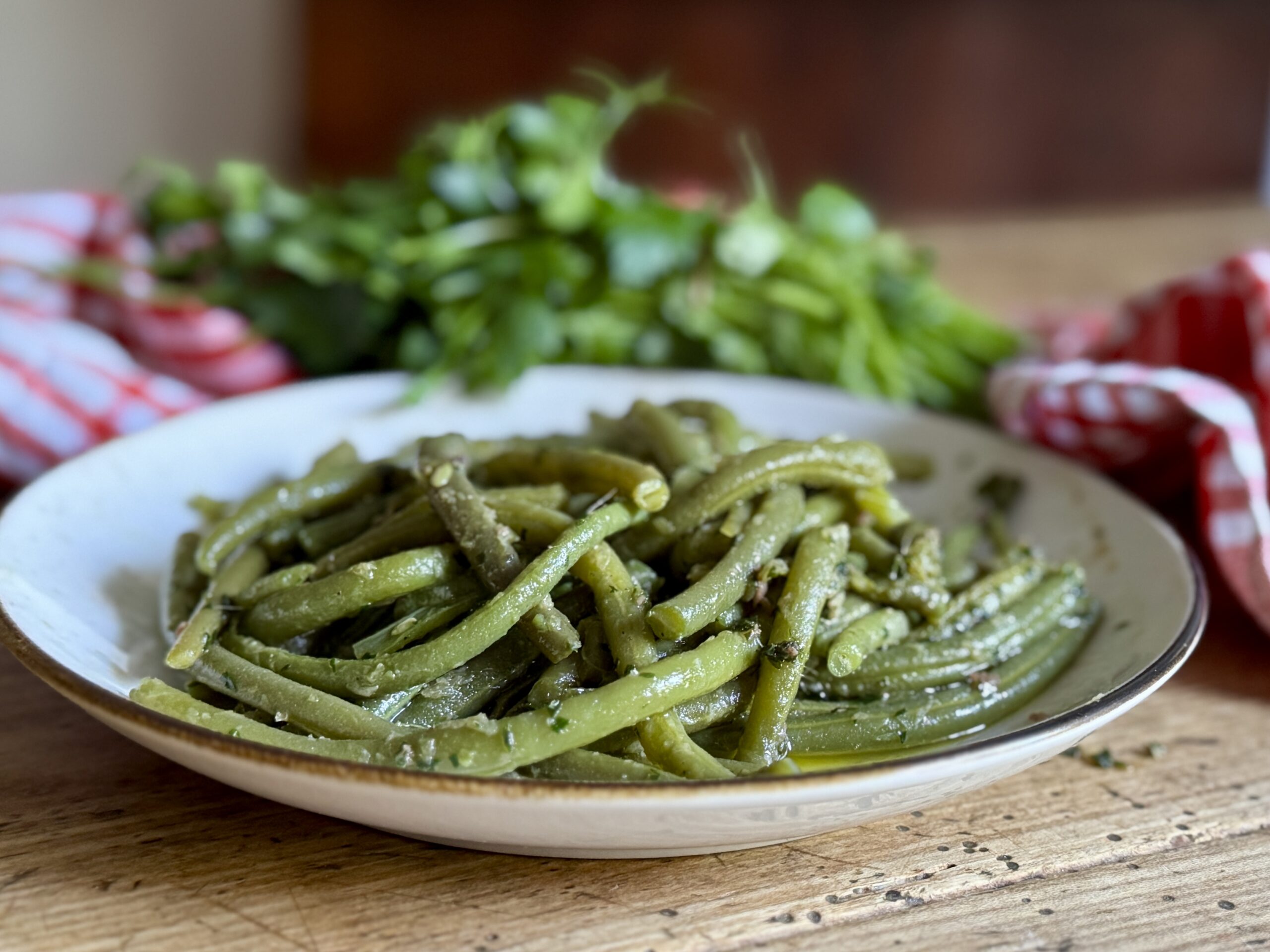 Fagiolini alla genovese, contorno semplice e saporito con acciughe, aglio e prezzemolo