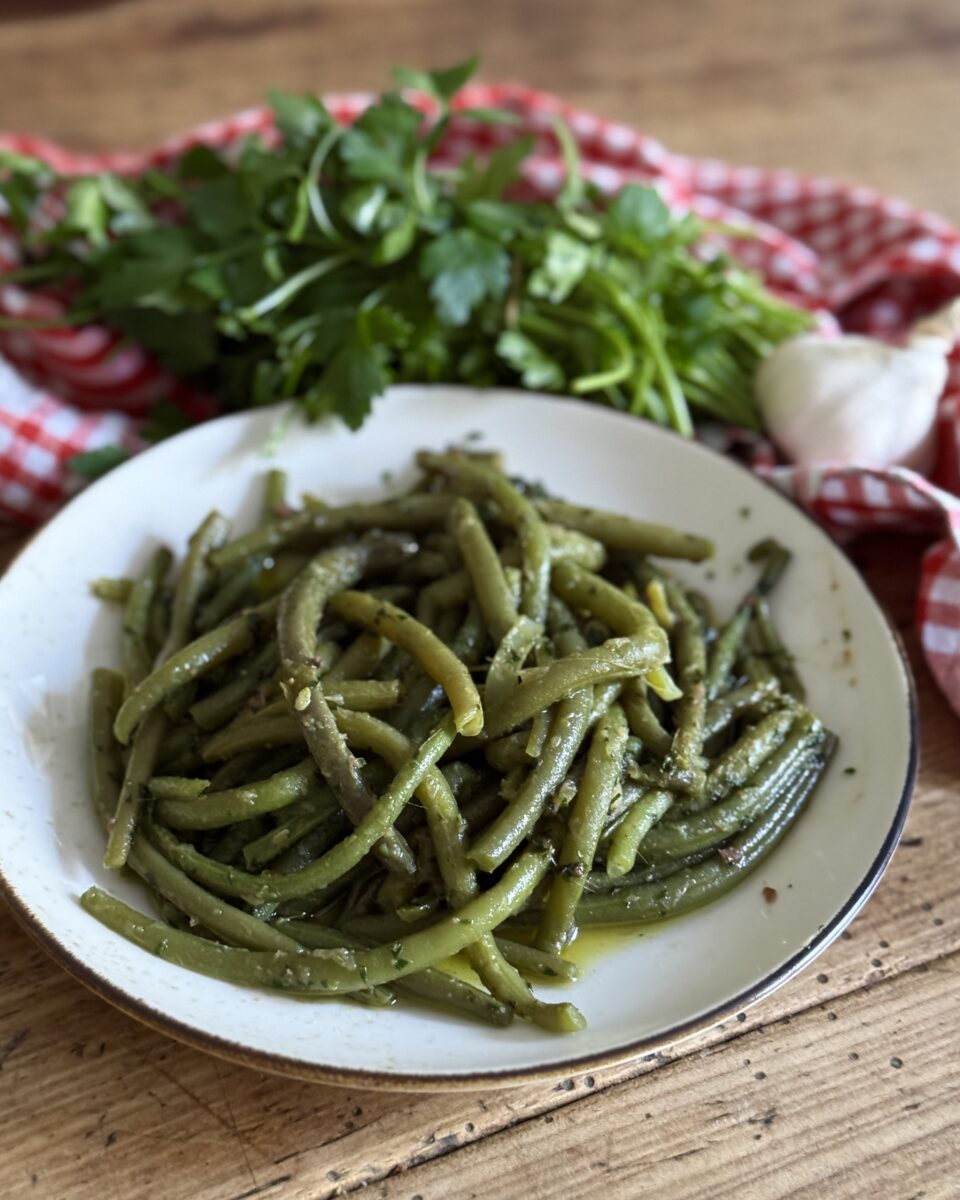 Fagiolini alla genovese, contorno semplice e saporito con acciughe, aglio e prezzemolo