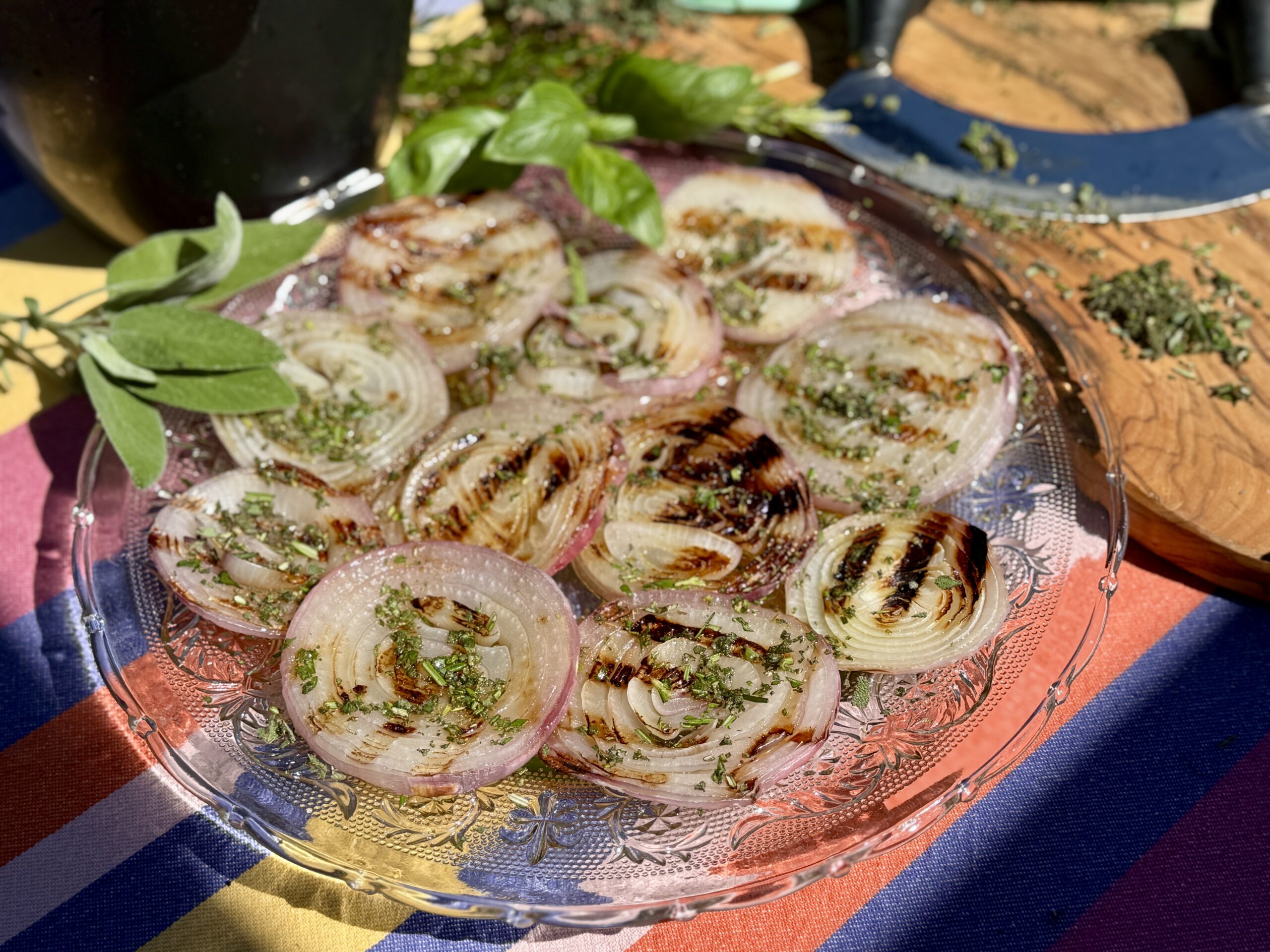 Cipolle grigliate e marinate con erbe aromatiche