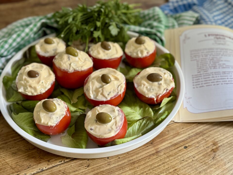 Pomodori ripieni alla ligure (pumate cine): ricetta tradizionale del Ponente con tonno capperi, olive, aglio, prezzemolo e maionese