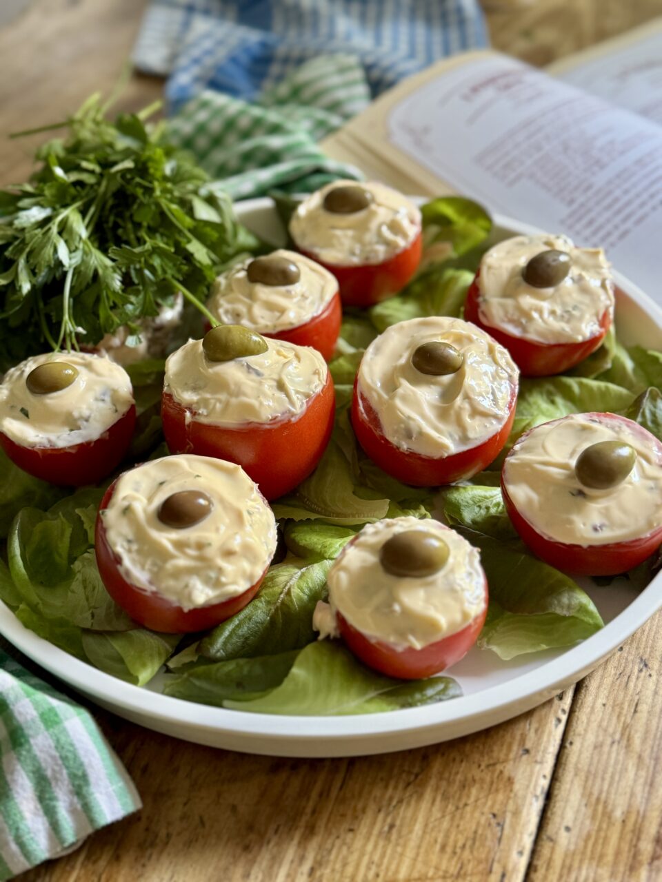 Pomodori ripieni alla ligure (pumate cine): ricetta tradizionale del Ponente con tonno capperi, olive, aglio, prezzemolo e maionese