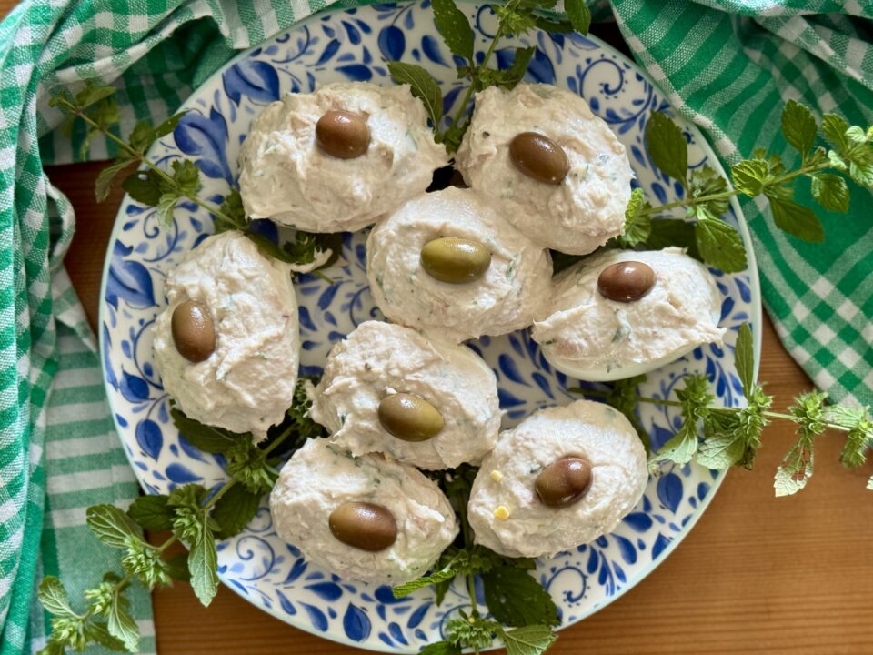 Uova tonnate con mousse di tonno e ricotta: antipasto fresco e veloce