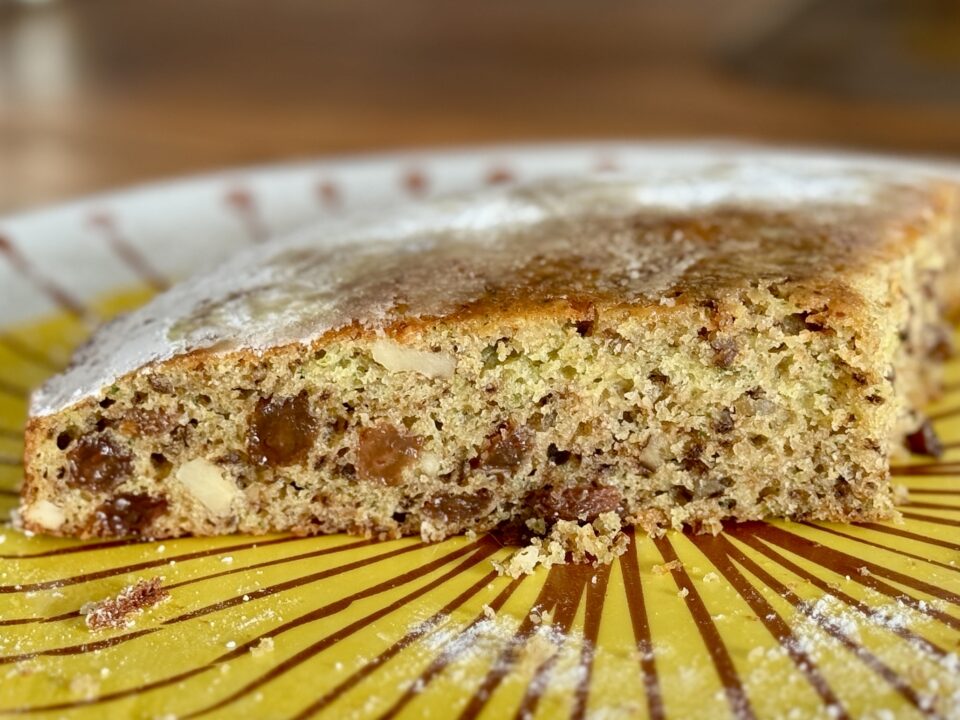 Torta dolce di zucchne con noci e uvetta, soffice e umida. Una ricetta semplice e genuina, perfetta per colazione e merenda.