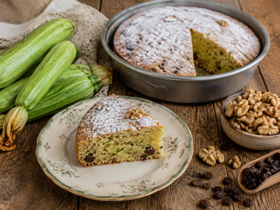 Torta dolce di zucchine, noci e uvetta