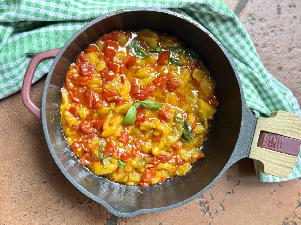 Peperoni accomodati alla ligure: ricetta veloce con pomodorini e basilico