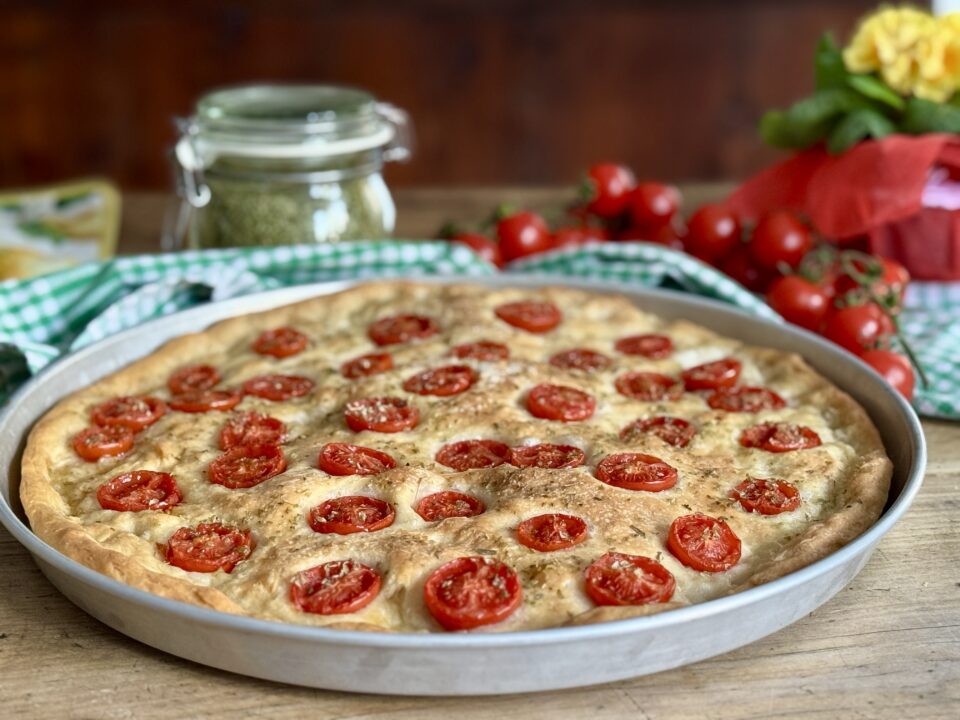 Focaccia genovese con pomodorini e origano: soffice, gustosa e profumata