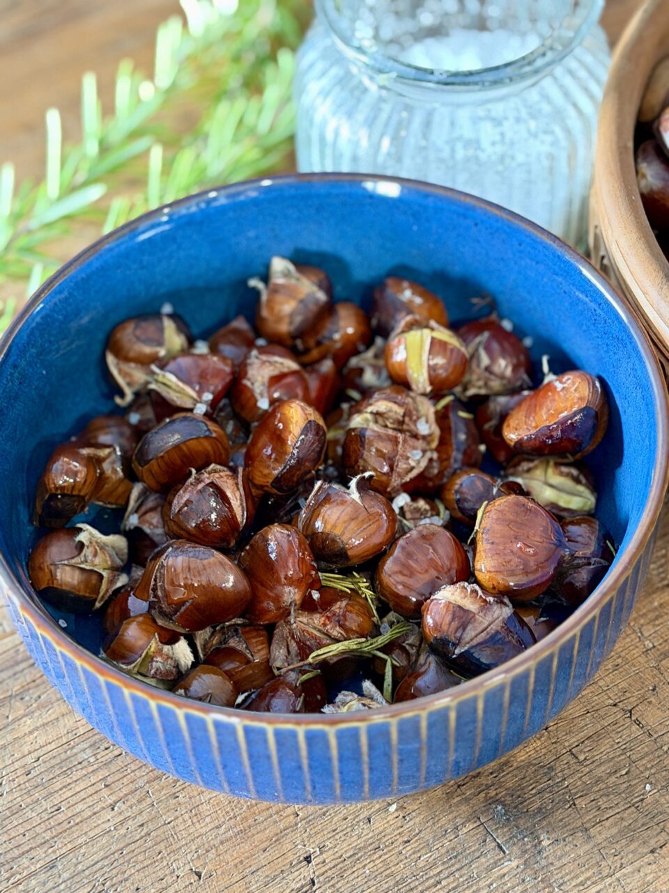 Castagne arrosto con olio, rosmarino e sale: l’alternativa saporita alle caldarroste