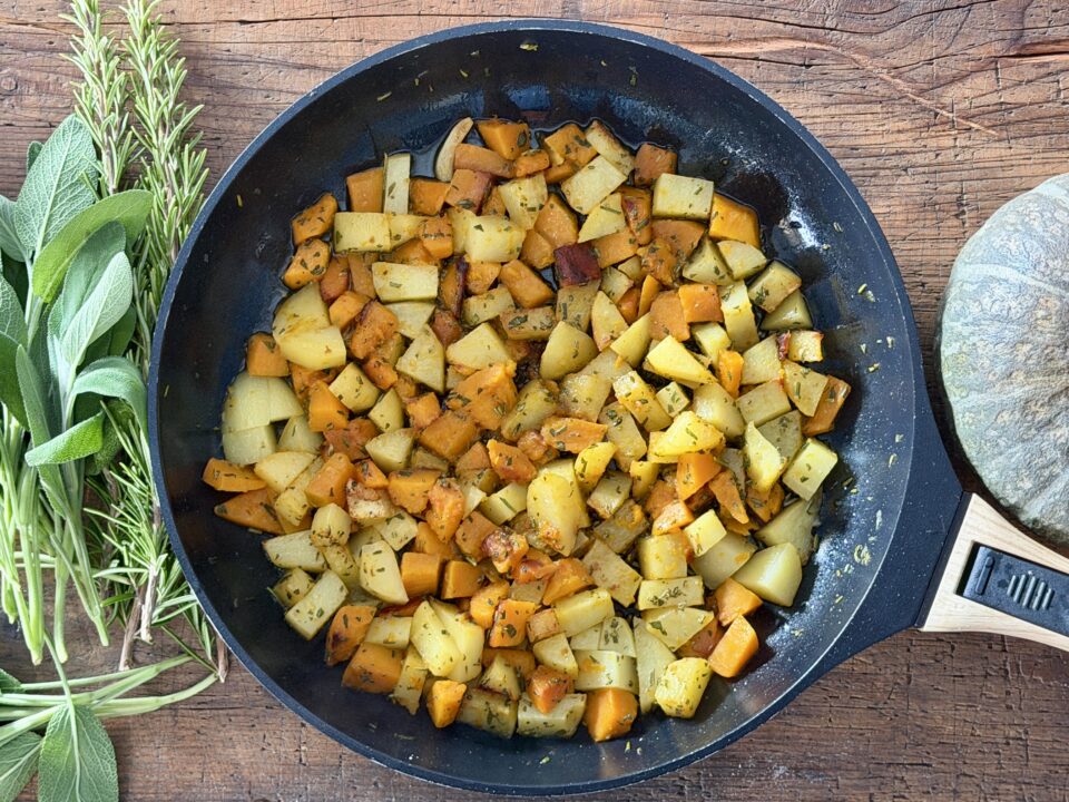 Zucca e patate in padella con erbe aromatiche liguri – contorno semplice e profumato