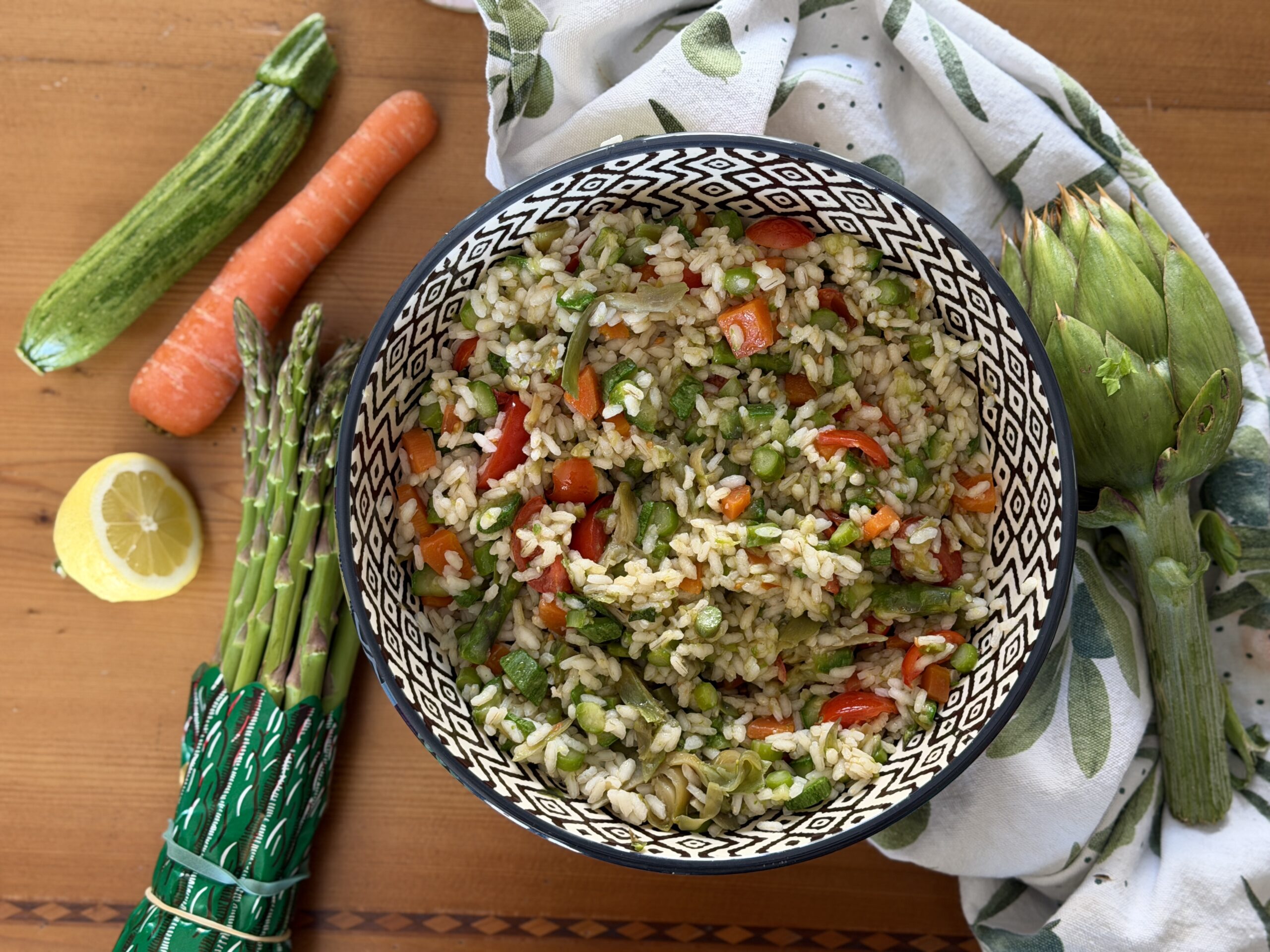 Riso bollito con verdure di stagione: leggero, colorato e buono caldo o freddo