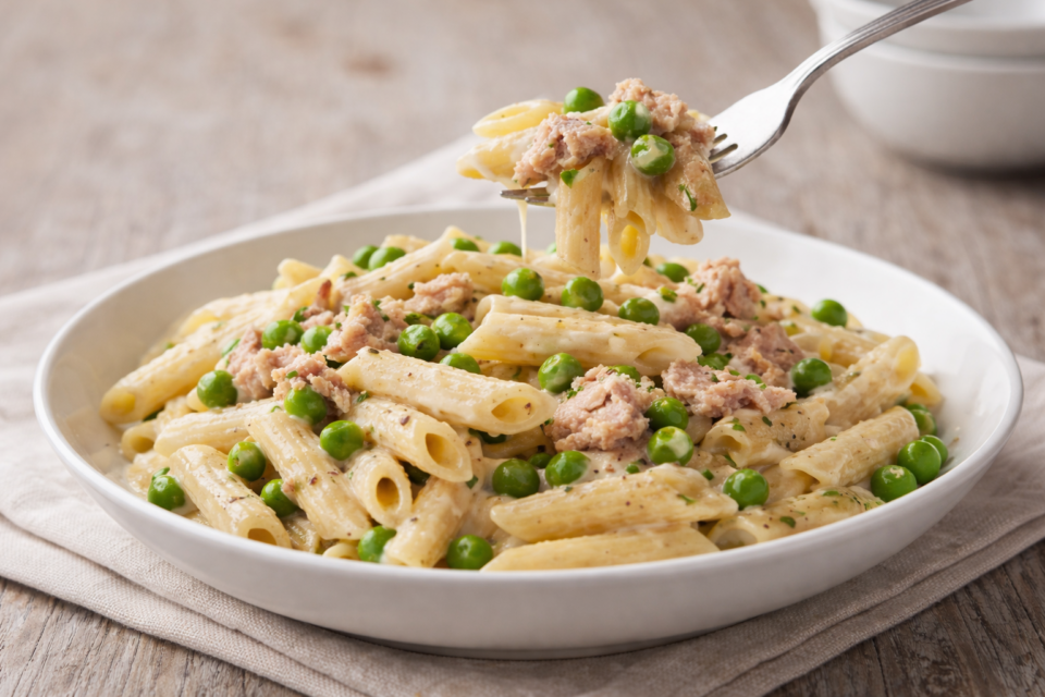 Pasta piselli e tonno cremosa: primo piatto veloce pronto in 15 minuti