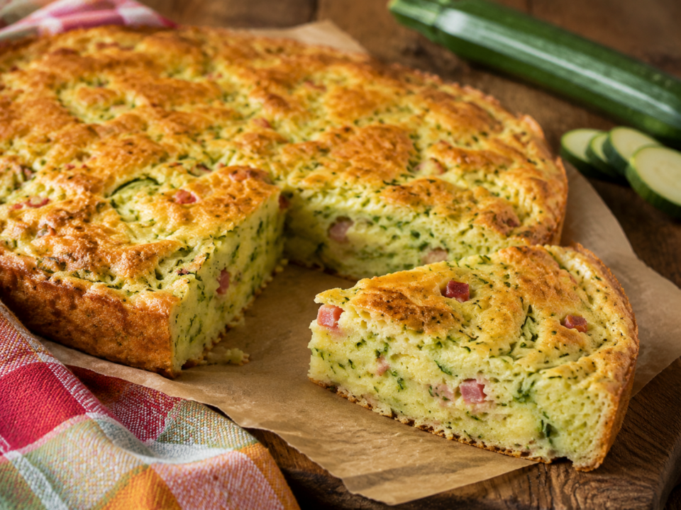 A metà tra focaccia e frittata: la ricetta con zucchine che preparo quando voglio qualcosa di facile e saporito