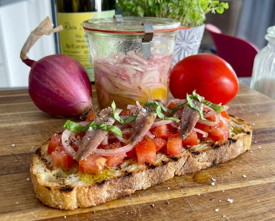 Bruschetta con cipolle crude