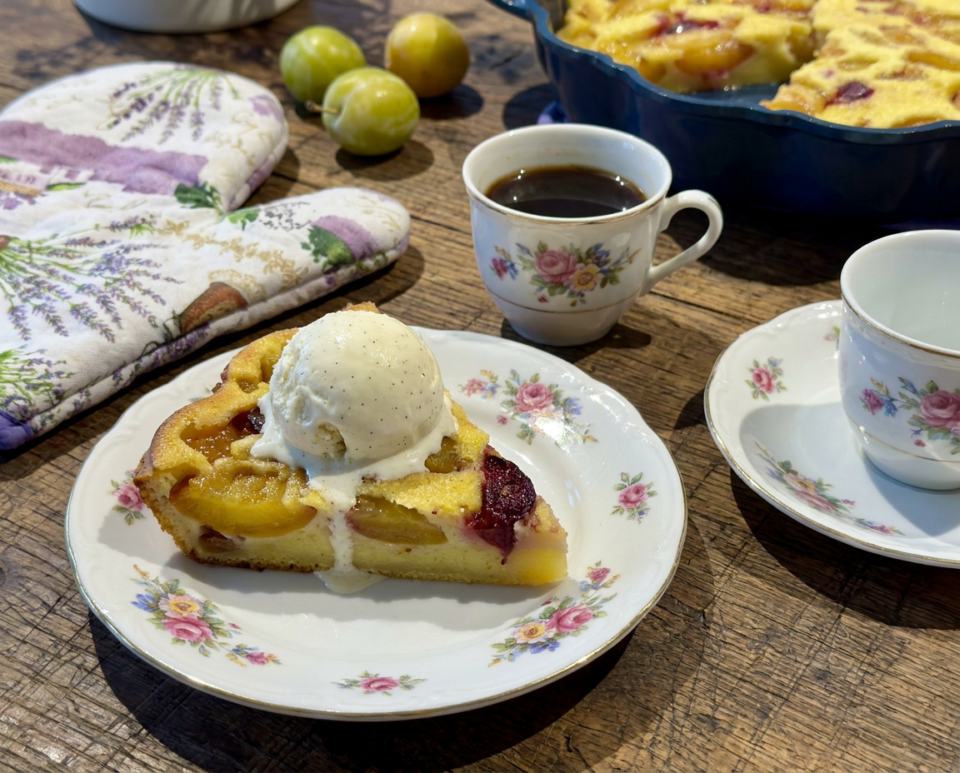 Una fetta di clafoutis con una pallina di gelato alla vaniglia.