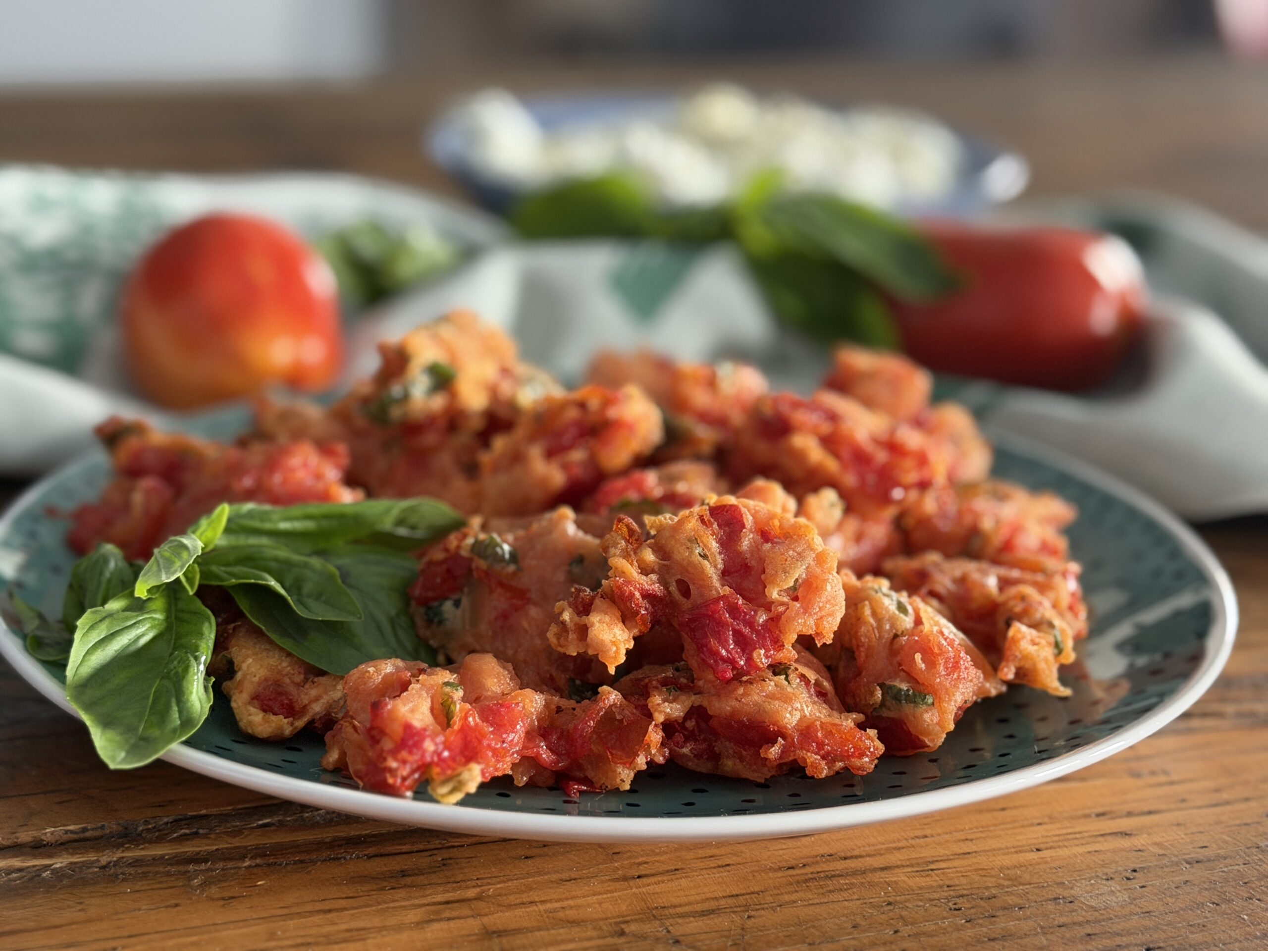 Frittelle di pomodoro: bastano farina e basilico per preparare una ricetta irresistibile
