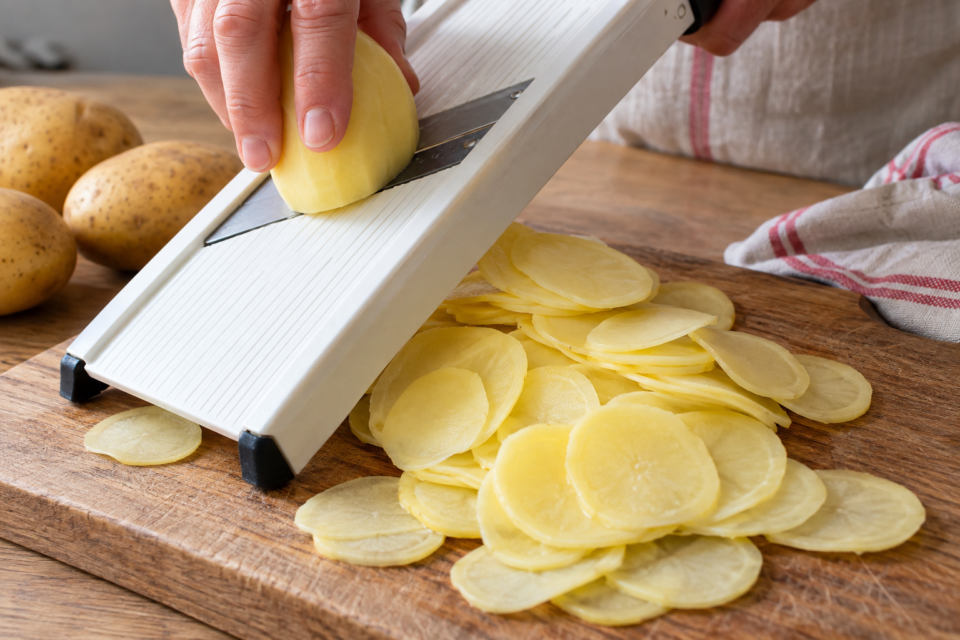 Tagliare le patate con la mandolina