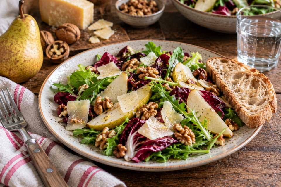 Insalata autunnale con pere, noci e formaggio: pronta in 10 minuti