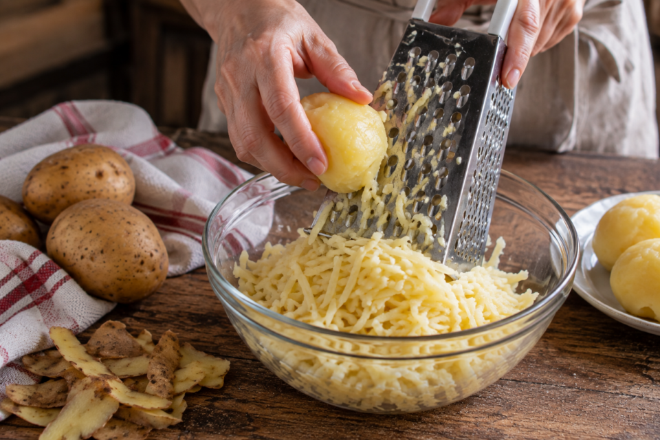 Sbucciate e grattugiate le patate