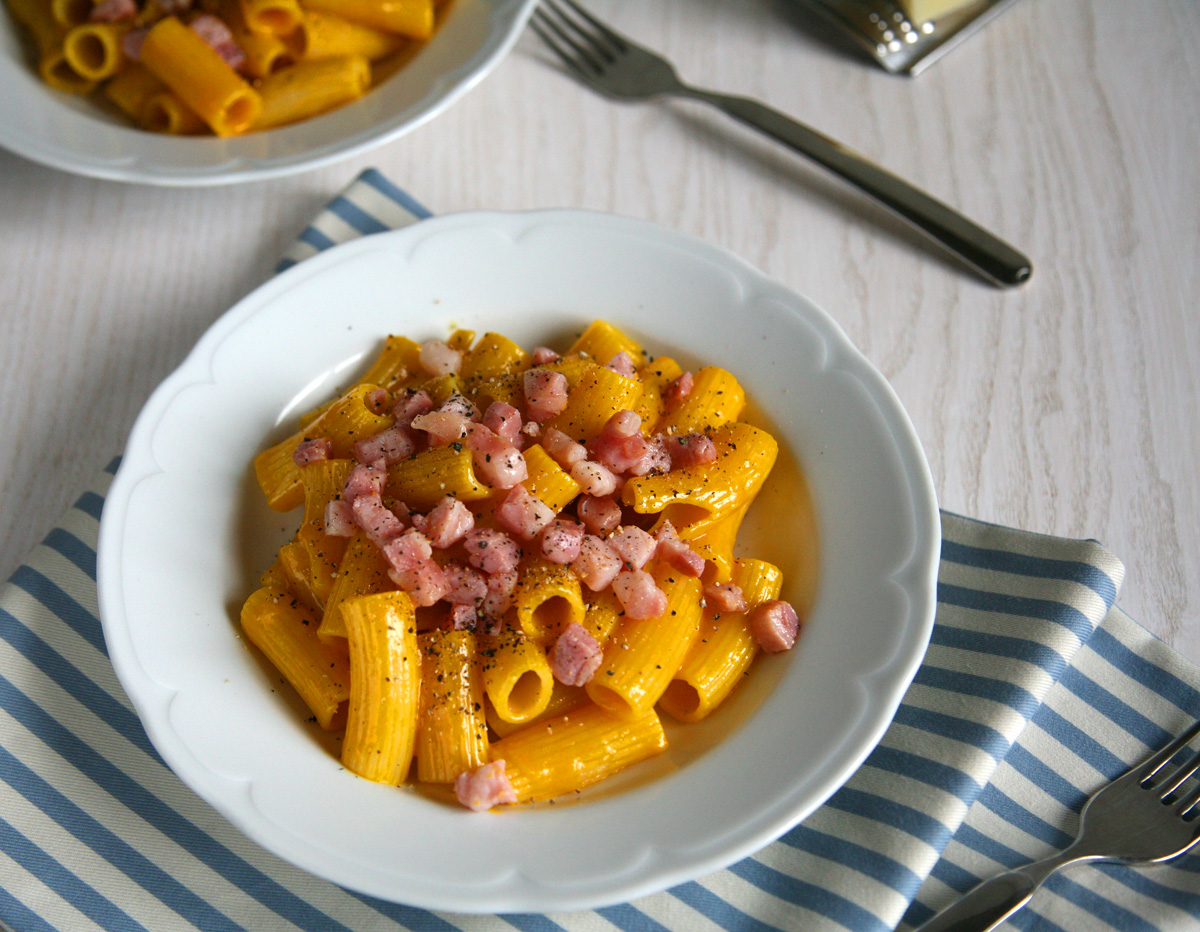 Pasta alla carbonara con soli tuorli e pancetta, ricetta facile e veloce saporita e golosa Pasta alla carbonara con soli tuorli e pancetta, ricetta facile e veloce saporita e golosa