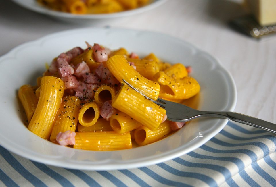 Pasta alla carbonara con soli tuorli e pancetta, ricetta facile e