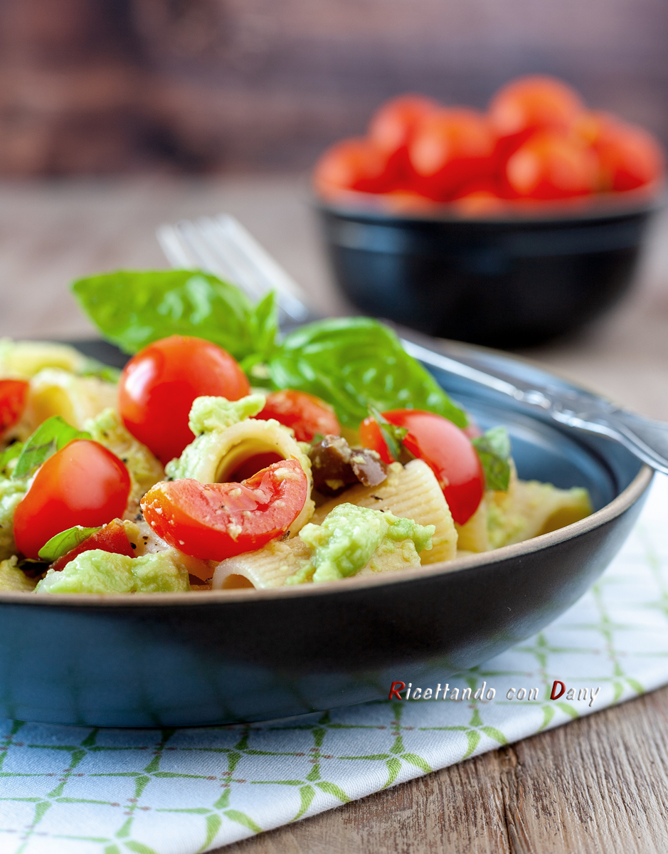 Pasta avocado pomodori e olive
