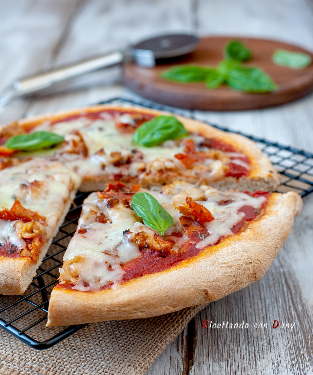 Pizza al tonno e pomodori secchi