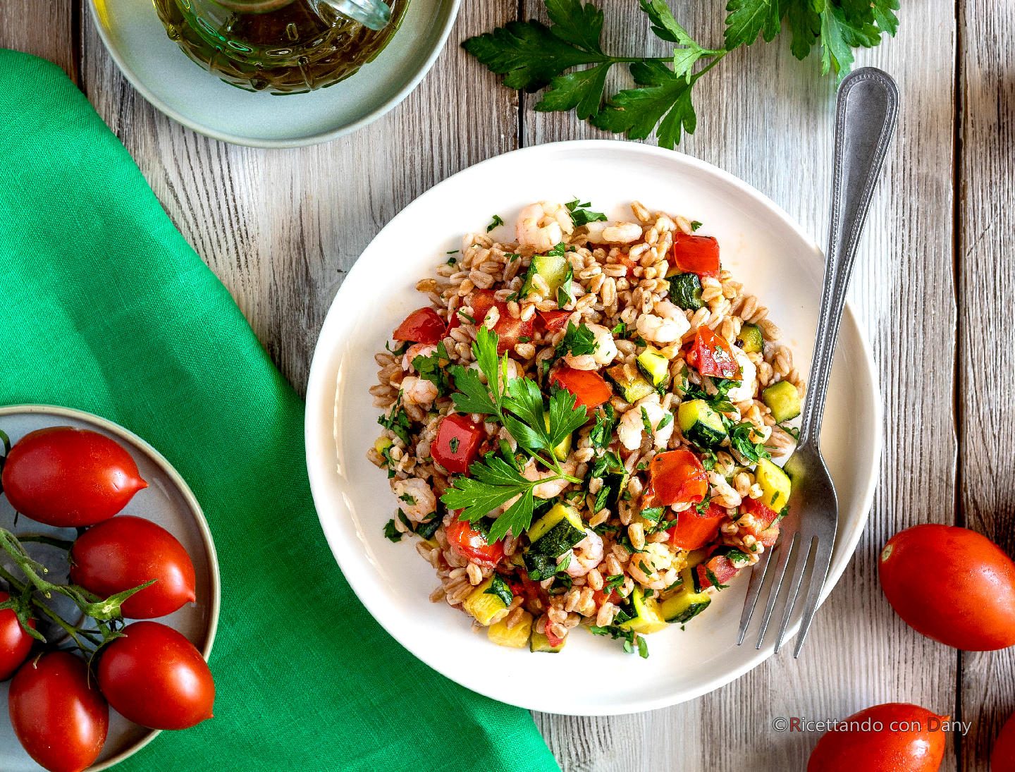 Insalata di farro ai pomodorini con zucchine e gamberetti , ricetta leggera