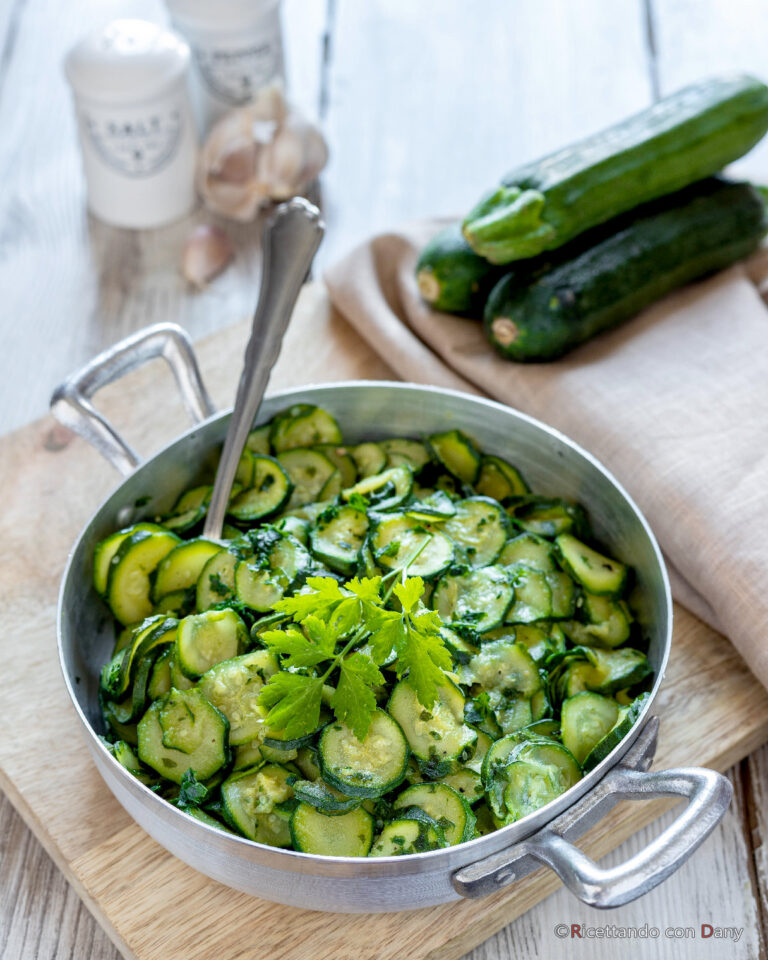Zucchine in padella light , ricetta leggera con aglio e prezzemolo
