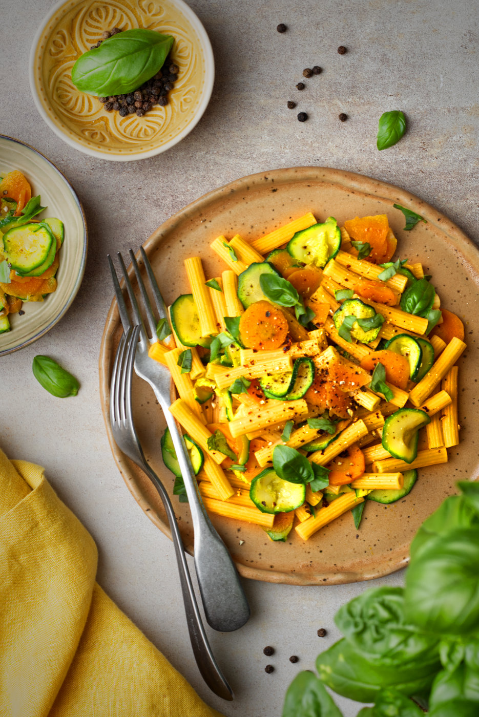 Pasta di lenticchie rosse con zucchine e carote, ricetta light e vegan