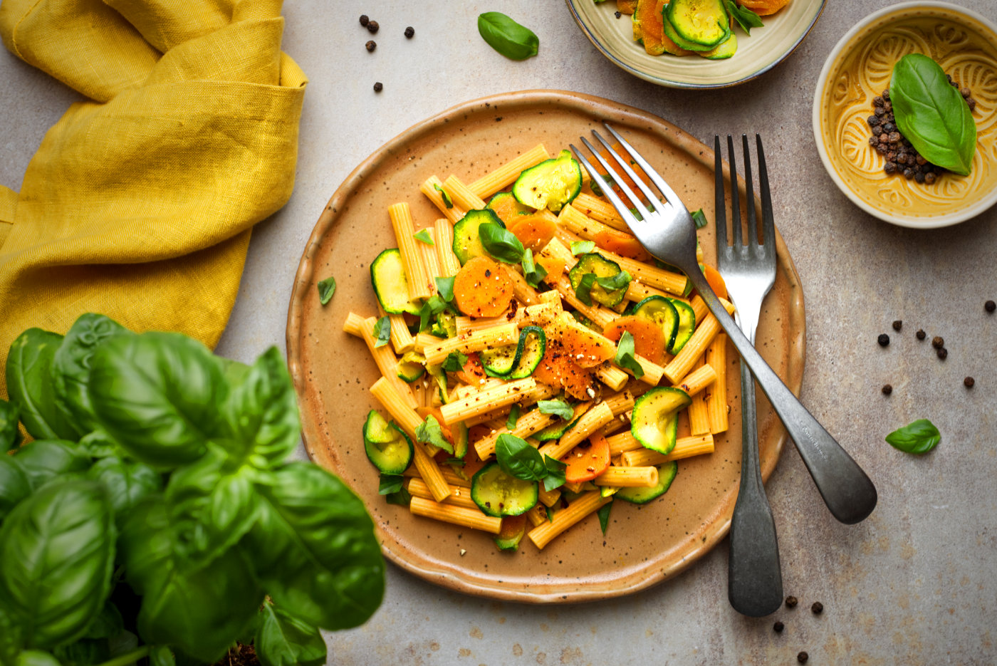 Pasta di lenticchie rosse con zucchine e carote, ricetta light e vegan