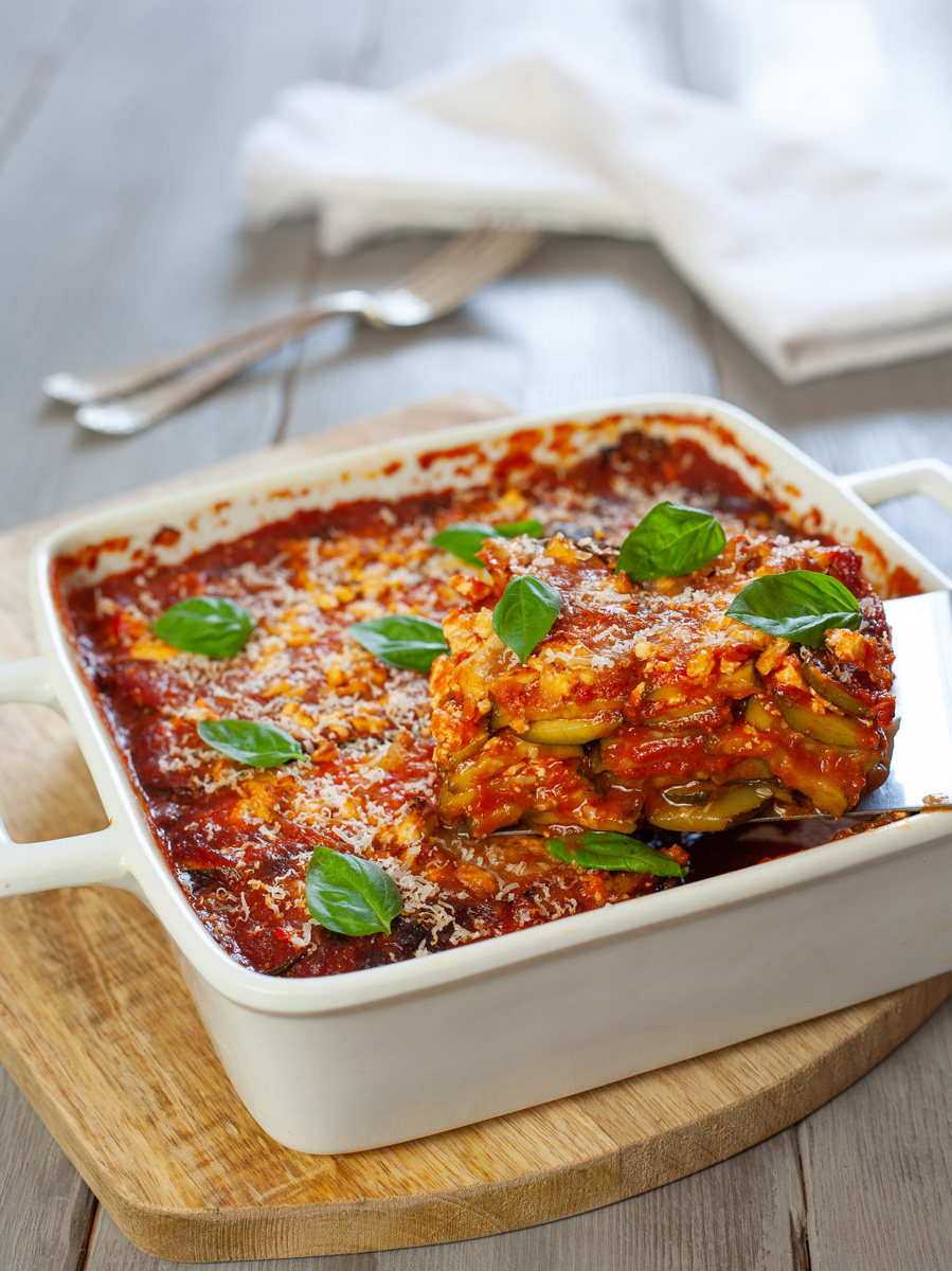 Parmigiana di zucchine con pomodoro e feta