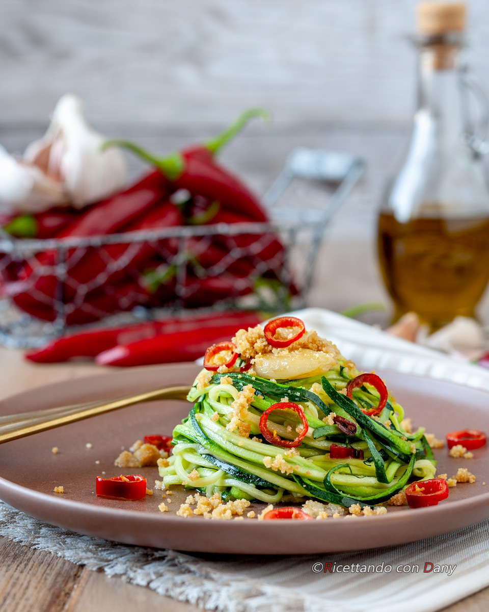 Spaghetti di zucchine aglio olio e peperoncino