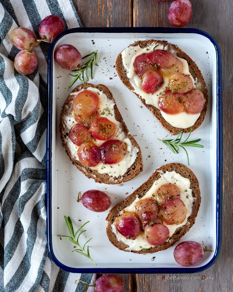 Crostini con taleggio e uva caramellata, ricetta per un antipasto delizioso