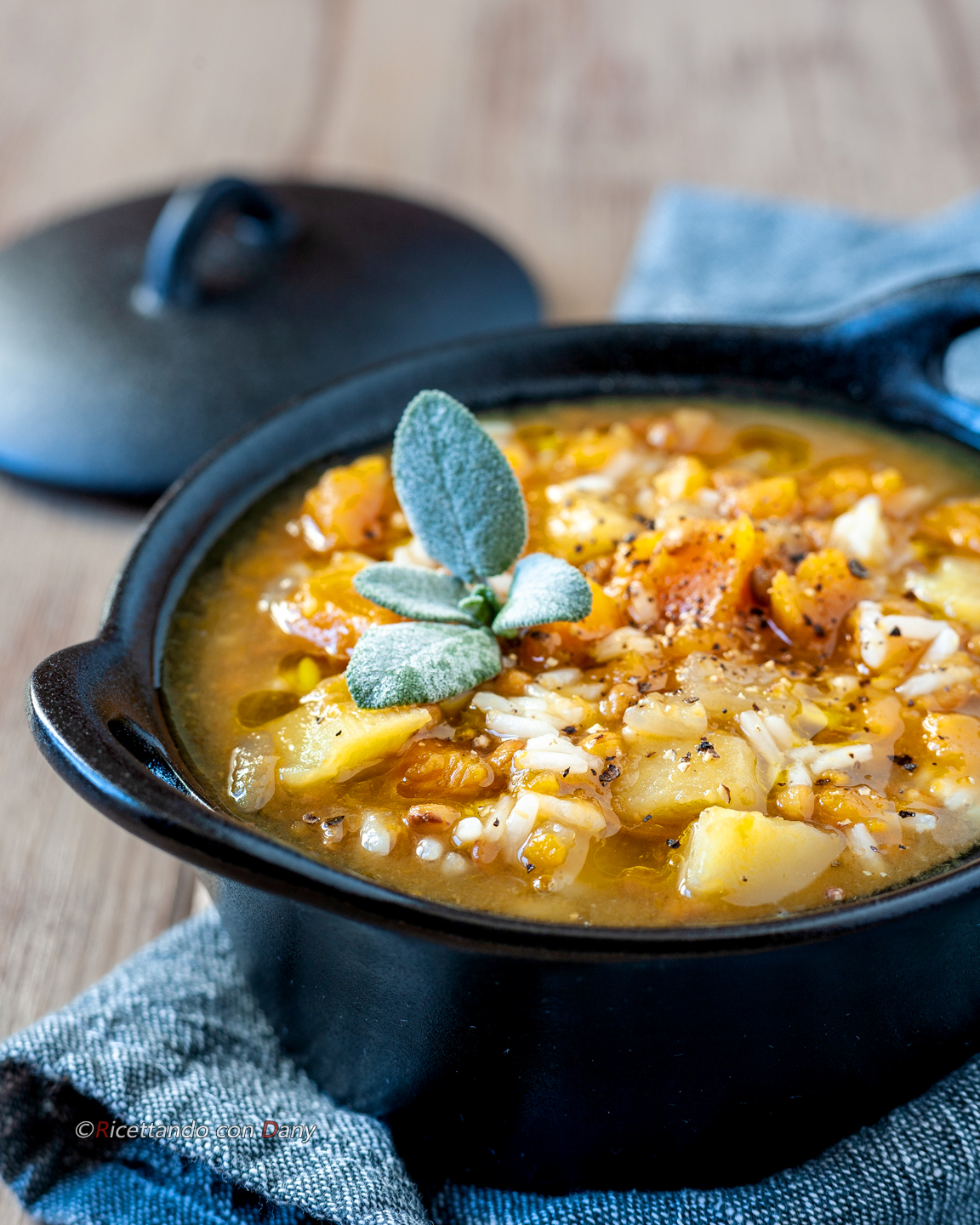 Minestra di patate dolci con riso e lenticchie, ricetta vegetariana