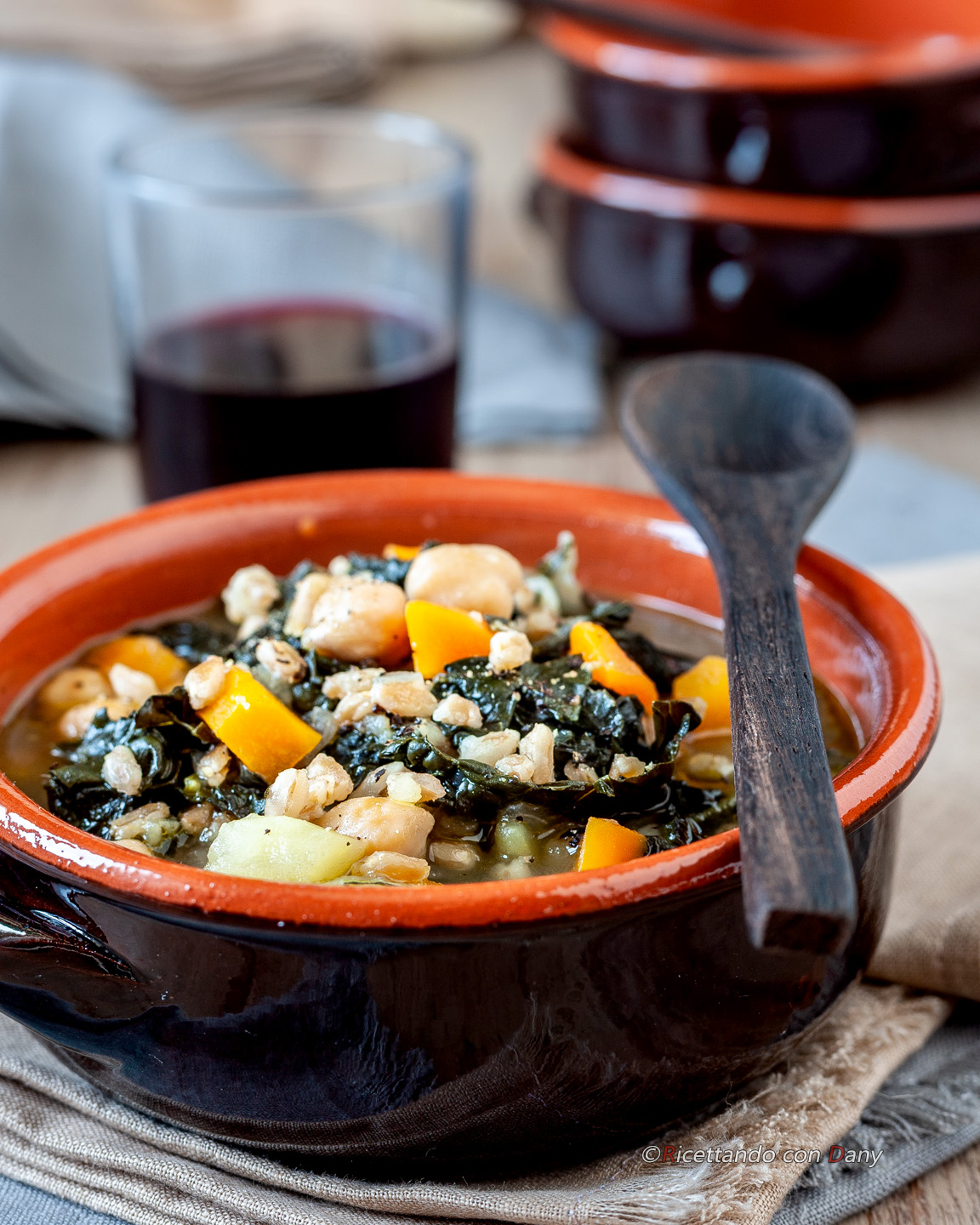 Minestra di ceci e cavolo nero con farro, ricetta facile e veloce Minestra di ceci e cavolo nero con farro, ricetta facile e veloce
