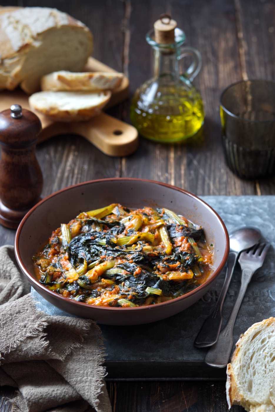 cicoria in padella con pomodoro e cipolla