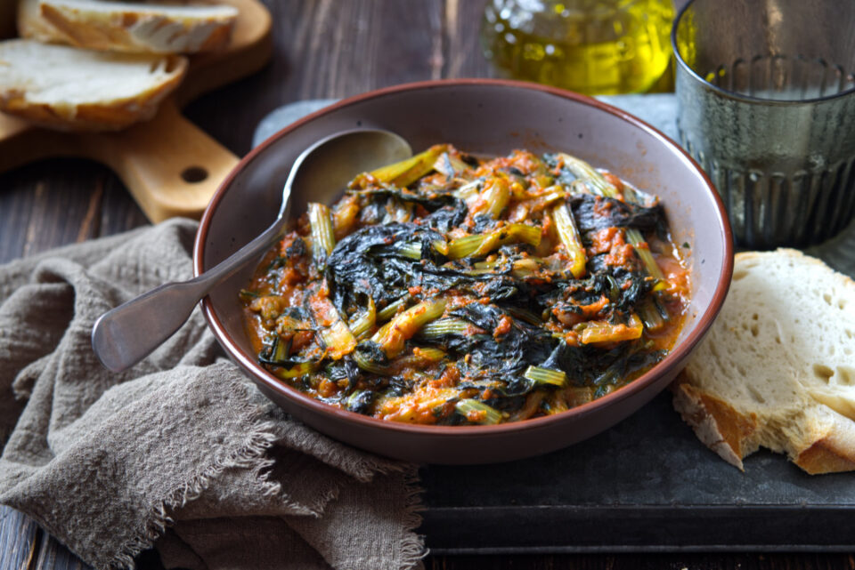 cicoria in padella con pomodoro e cipolla