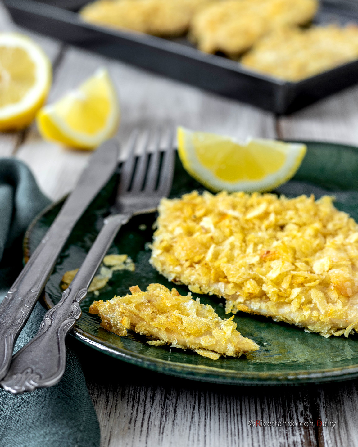 Petto di pollo con panatura di patatine, ricetta veloce e croccante al forno